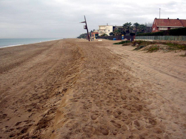 Tornada ms o menys a la normalitat de la platja de Gav Mar a l'alada del carrer de Premi on hi havia hagut regressions de la platja l'any 2010 (9 de Desembre de 2011)